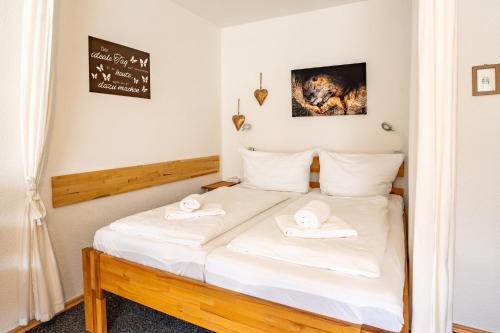 - une chambre avec un lit et 2 serviettes dans l'établissement Fischener Biberle, à Fischen im Allgäu