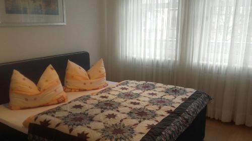 バートライヘンハルにあるFerienwohnung Wittelsbacherstraße 10のベッドルームに掛け布団付きのベッド1台