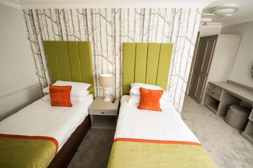 Una cama o camas en una habitación de Crown Hotel Wetheral