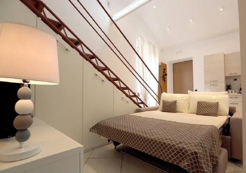 A bed or beds in a room at Maison Mele Luxury Apartment