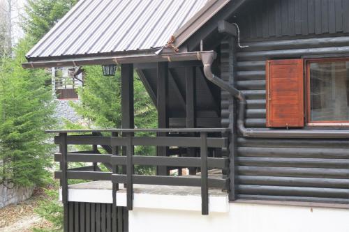 awning on the side of a log cabin at ARIA in Sviščaki