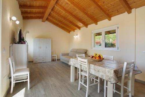 a kitchen and dining room with a table and chairs at Casina Bianca in Lurate Caccivio