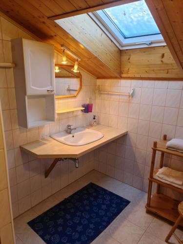 Schöne Ferienwohnung im Naturpark Grebenzen tesisinde bir banyo