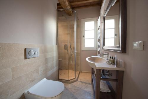 A bathroom at Relais dei Molini - Villa dei Molini