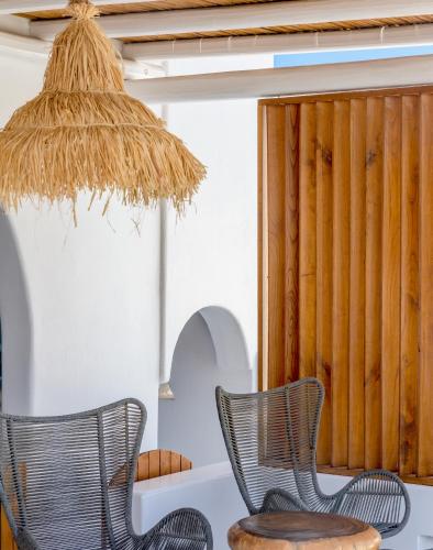 two chairs and a table in a room at Captain Zeppos in Pollonia