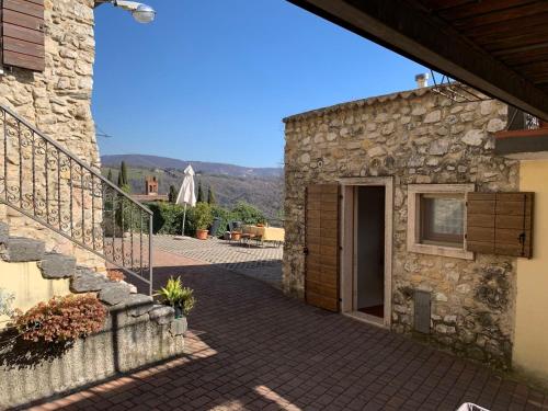 kamienny dom z przejściem prowadzącym do drzwi w obiekcie Holiday Home Casa Stella - Casa Susanne by Interhome w mieście Spiazzi Di Caprino