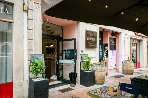 uma frente de loja com vasos de plantas em frente em Boutique Exclusive B&B em Trento