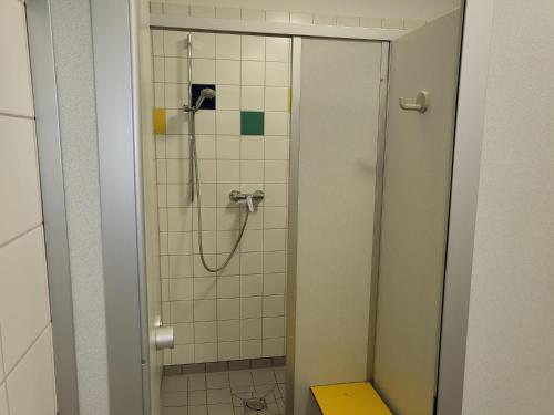een badkamer met een douche en een toilet. bij Jugendherberge Cuxhaven in Cuxhaven