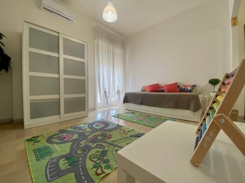 un soggiorno con letto e tappeto di Guest House Service - Game Apartment a Modugno