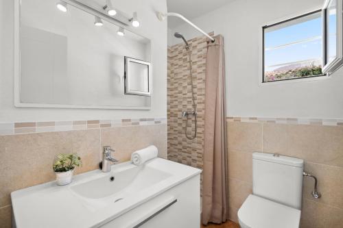 A bathroom at VILLA XOROI