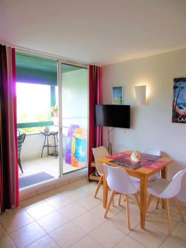 Photo de la galerie de l'établissement Cosy 21 M2 With Loggia Pool Near The Beach, à Moliets-et-Maa