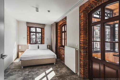 Postel nebo postele na pokoji v ubytování Tremonti Hotel Karpacz