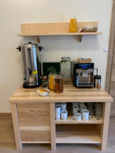 a wooden shelf with a coffee maker and cups on it at Willa Cichosza - wygodne i nowoczesne pokoje, 800m do centrum tuż przy szlakach pieszych i rowerowych oraz stokach narciarskich in Szczawnica