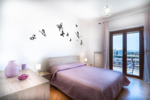 索倫托的住宿－Ludo Home，卧室配有一张床上的蝴蝶壁床。
