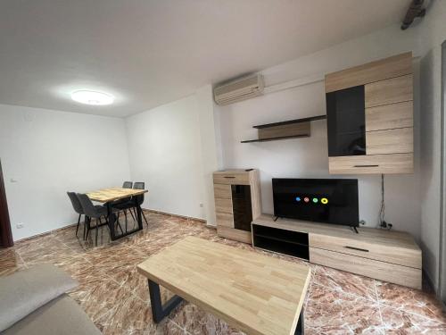 a living room with a table and a tv at Apartamento Paris in Salou