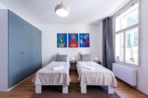 Zimmer mit 2 Betten und einem Fenster in der Unterkunft Apartment MERAN in Marienbad