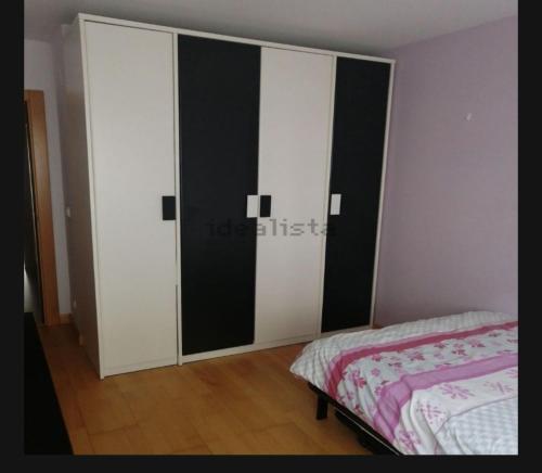 1 dormitorio con 2 armarios y 1 cama en Habitación en Pamplona