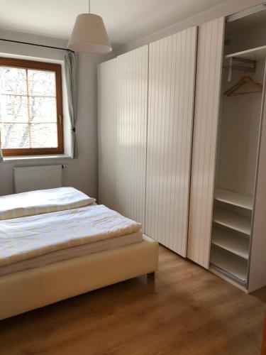 um quarto com uma cama e um closet em Apartment 1 em Spindleruv Mlyn
