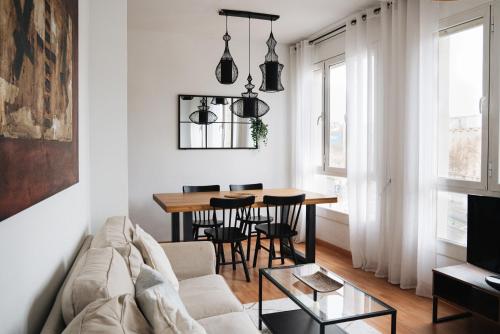バルセロナにあるSunny and modern apartment ideal for groupsのリビングルーム(ソファ、テーブル付)