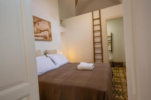 a bedroom with a bed with a ladder in it at Dimora Clessidra in Patù