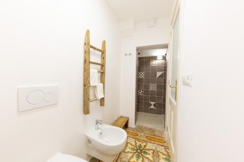 a bathroom with a toilet and a shower and a sink at Dimora Clessidra in Patù