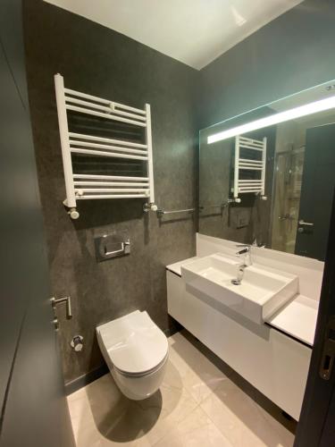 Salle de bains dans l'établissement Luxury Duplex with Terrace Apartment by Siena Suites