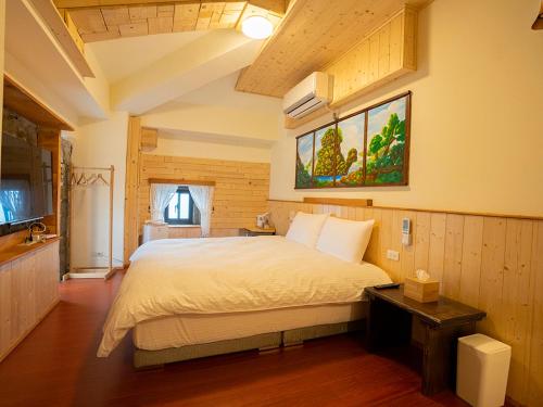 北竿鄉的住宿－芹壁休閒渡假村，一间卧室,卧室内配有一张大床