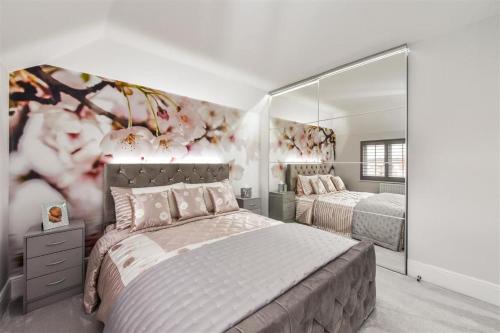una camera con due letti e un grande specchio di Luxury 4 Bedroom Detached House a Waterlooville
