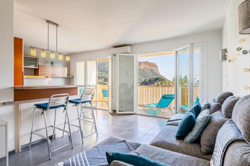 un salon avec un canapé, une table et des chaises dans l'établissement Le Panoramic 2 par Dodo-a-Cassis, à Cassis
