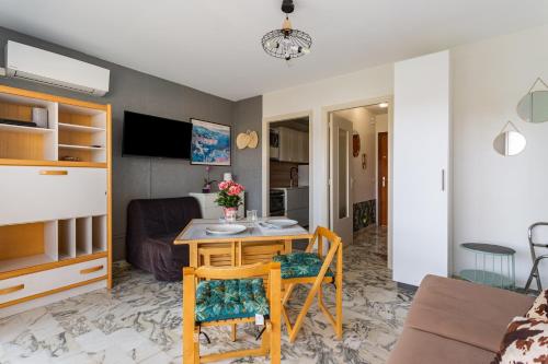 un salon avec une table et des chaises dans une pièce dans l'établissement L'Also, à Antibes