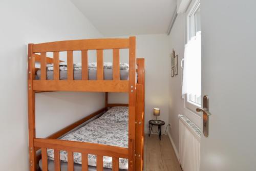 1 dormitorio con 2 literas en una habitación en Ferienhaus am Fusse des Rennsteig/ Haus Anna en Suhl