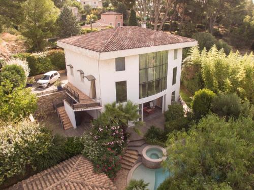 - une vue aérienne sur une maison avec une piscine dans l'établissement Villa St Jean SUITE Romantique, à La Ciotat
