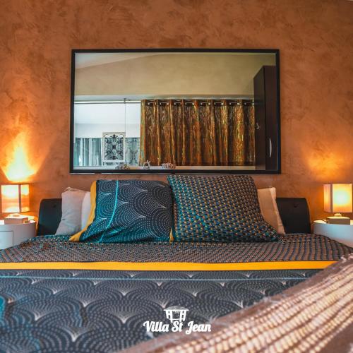 - un grand lit dans une chambre avec un grand miroir dans l'établissement Villa St Jean SUITE Romantique, à La Ciotat