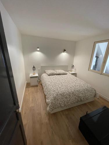 une chambre blanche avec un lit et une fenêtre dans l'établissement Le typique touquetois, 55m² hypercentre, à Le Touquet-Paris-Plage