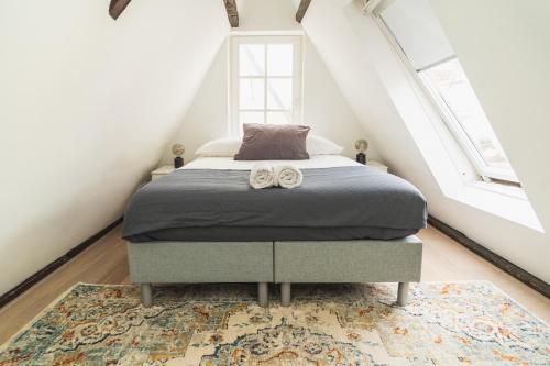 een slaapkamer met een bed op zolder bij Tiny Attic on the Herengracht, Private Room in Amsterdam