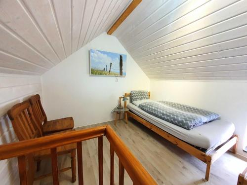 una piccola camera con letto in mansarda di Ferienhaus Rhöner Auszeit a Kaltenwestheim