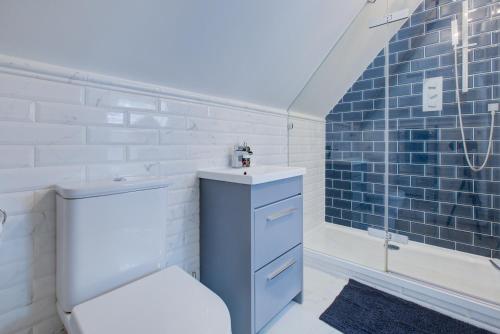 Un baño con inodoro, lavabo y ducha. en Luxury 3 Bedroom Apartment Close to Beach, Bournemouth & Meyrick Park, en Bournemouth