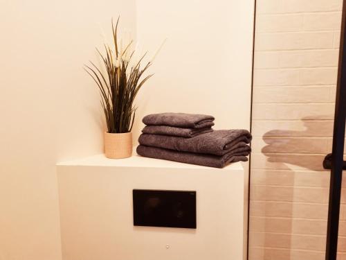 a pile of towels on a stand in a bathroom at Supeluse 7-1 Guest Apartment by Annalie Apartments in Pärnu