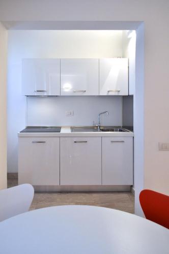 Cucina o angolo cottura di BB Hotels Aparthotel Bocconi