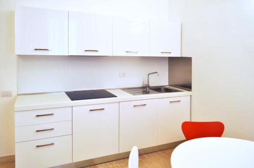 Cucina o angolo cottura di BB Hotels Aparthotel Bocconi