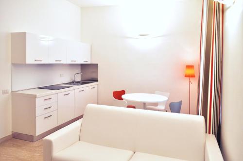 Cucina o angolo cottura di BB Hotels Aparthotel Bocconi
