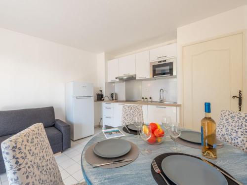 sala de estar con mesa y sofá en Apartment Caesar Domus-8 by Interhome, en Saint-Tropez
