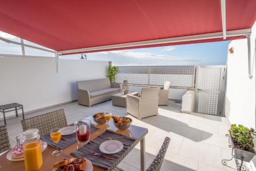 Posezení v ubytování Luxurious apartment with large terrace and sea views