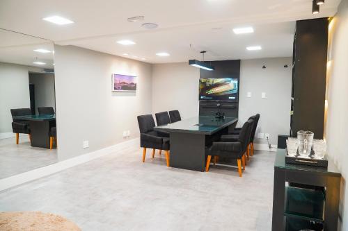 a dining room with a table and chairs at Transamerica Fit Vitória Reta da Penha in Vitória