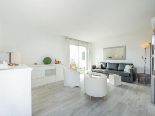 un salon blanc avec un canapé et une table dans l'établissement Apartment Turquoise-8 by Interhome, à Cavalaire-sur-Mer
