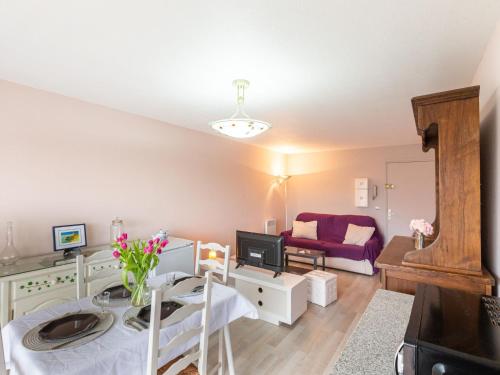 un soggiorno con un tavolo e un divano di Apartment Résidence Le Centre by Interhome a Meschers-sur-Gironde