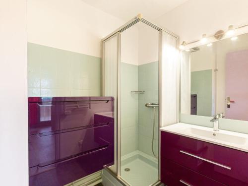 une salle de bain avec une douche en verre et un lavabo dans l'établissement Apartment Résidence Le Centre by Interhome, à Meschers-sur-Gironde
