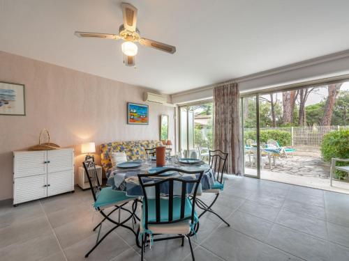 une salle à manger et un salon avec une table et des chaises dans l'établissement Studio De la Plage-4 by Interhome, à Cavalaire-sur-Mer