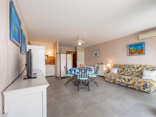 un salon avec une table et un canapé dans l'établissement Studio De la Plage-4 by Interhome, à Cavalaire-sur-Mer