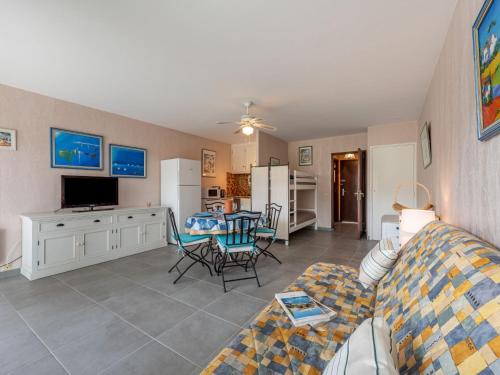 un salon avec un canapé et une table dans l'établissement Studio De la Plage-4 by Interhome, à Cavalaire-sur-Mer